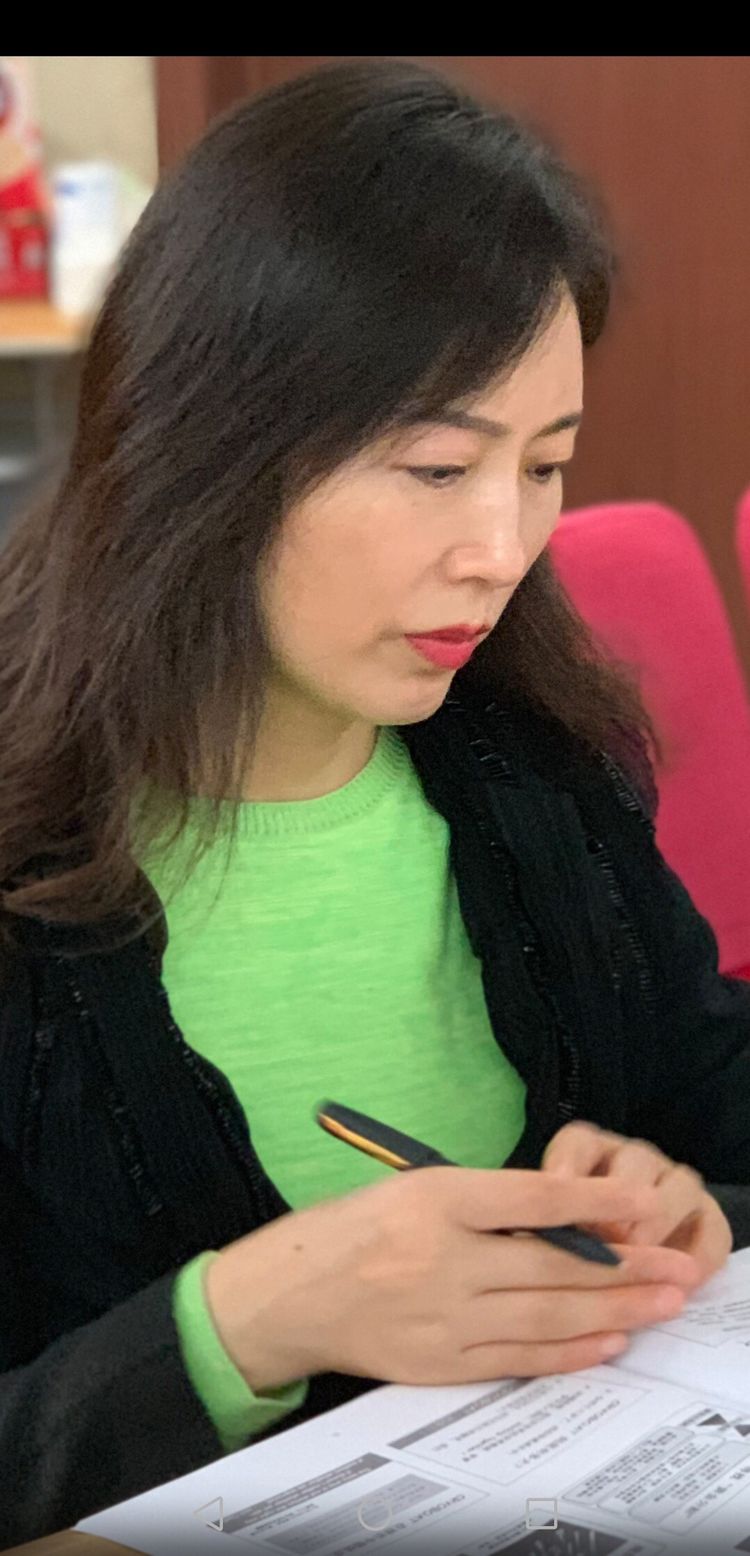 王丽明老师在细细推敲授课内容